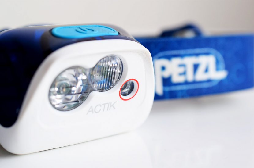 De Petzl Aktic hoofdlamp voor hardlopen in het donker