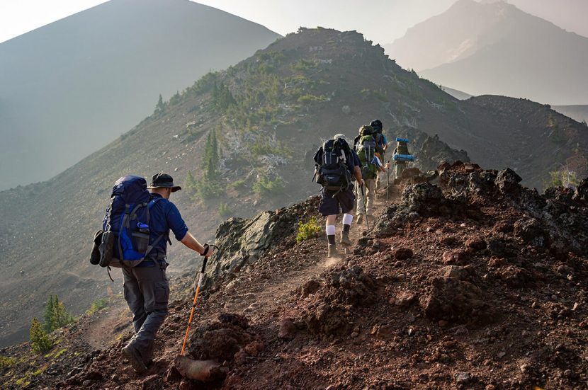 De voordelen van bergwandelen met stokken