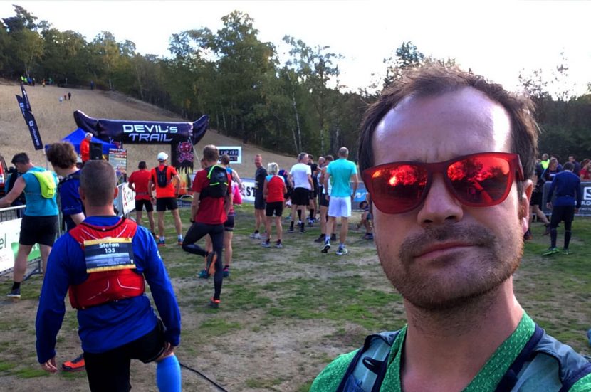 Ik bij de start van de Devil's Trail met hardloop zonnebril