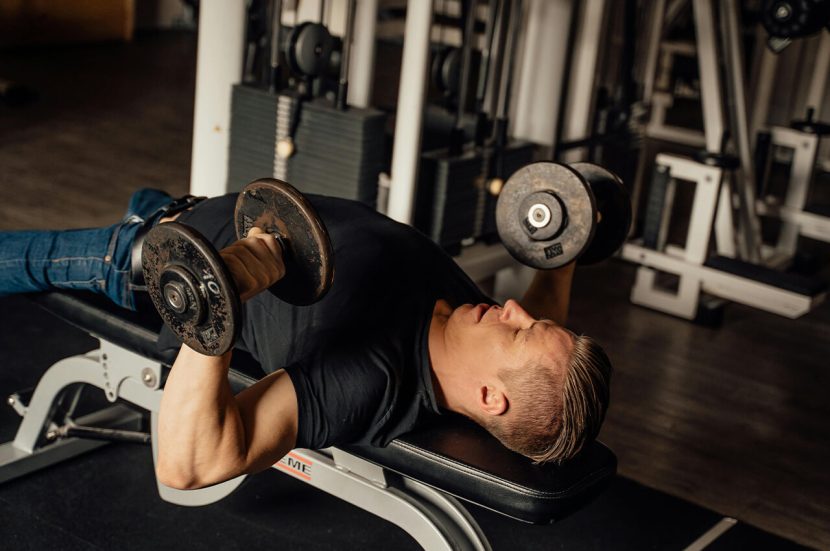 De dumbbell fly's oefening voor sterke borstspieren