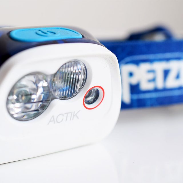De Petzl Aktic hoofdlamp voor hardlopen in het donker