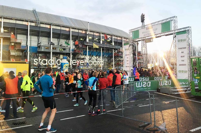 Finish van de DSW Bruggenloop met de Kuip als achtergrond