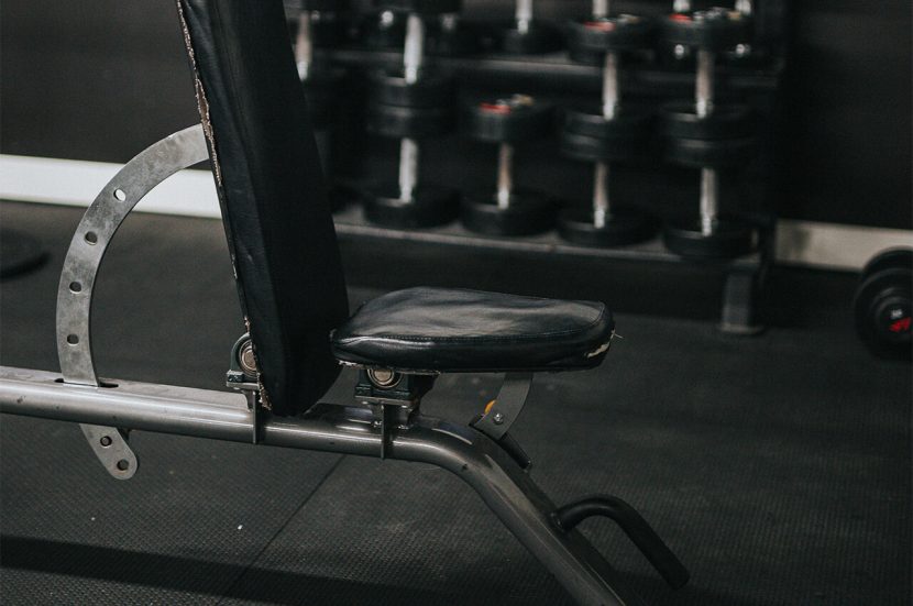 Een verstelbare fitnessbank voor thuis die opklapbaar is kopen