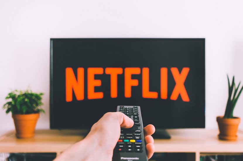 Man die op Netflix documentaires over trailrunning bekijkt