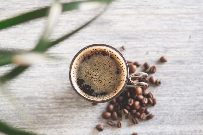 Koffie voor het hardlopen. Cafeïne is de nieuwe natuurlijk doping