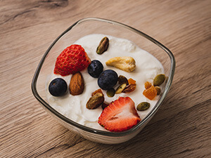 Kwark of Griekse yoghurt met fruit en noten