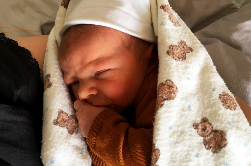 Kleine Lewis is geboren