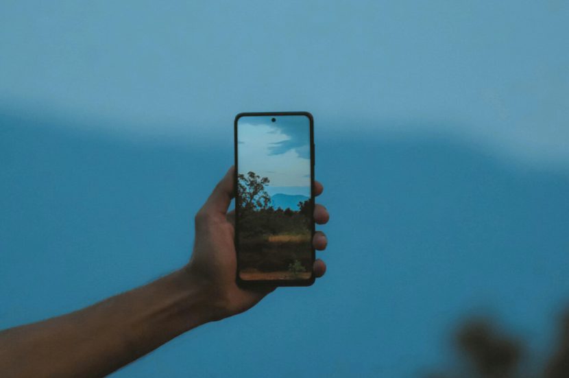 mobiel mee tijdens wandeling