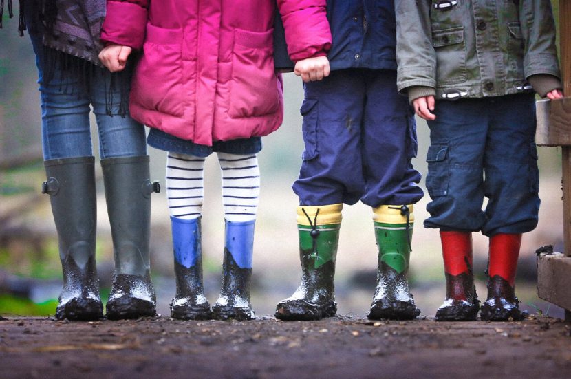 Wandelen door de natuur met natuurwandelingen met kinderen