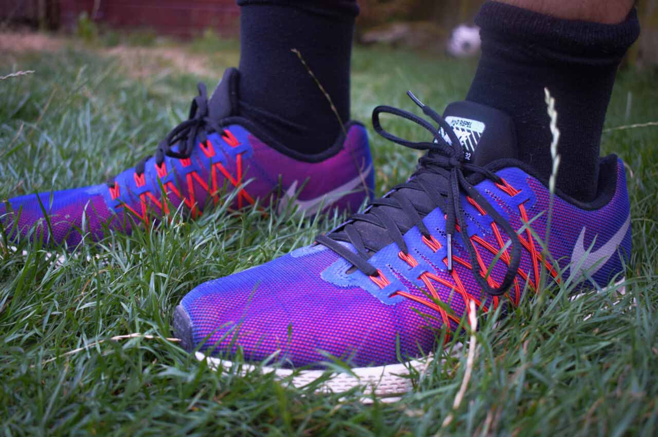 De Nike Pegasus 32 hardloopschoenen in het gras