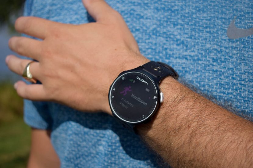 De sporthorloge Garmin Forerunner 230 om mijn pols