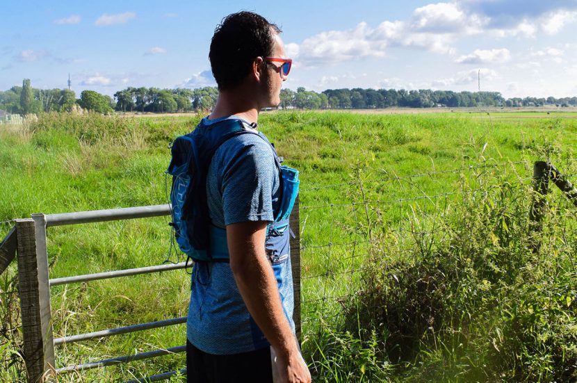 De Ultimate Direction Mountain vest op mijn rug