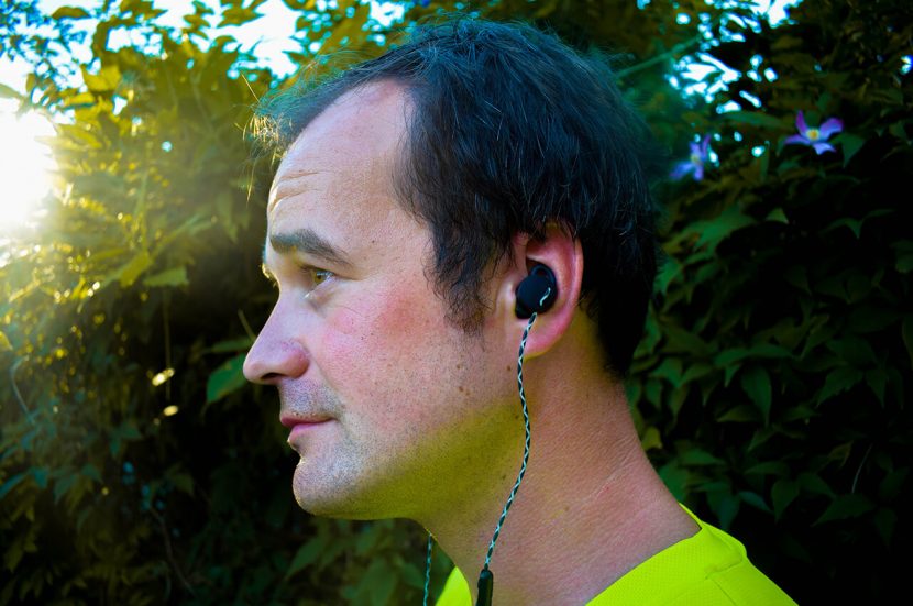 Muziek aan het luisteren met de URBANEARS Reimer oordopjes