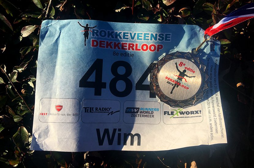 Medaille en startnummer van de Rokkeveense Dekkerloop