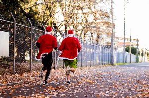 Twee kerstmannen die hardlopen tijdens een santa run