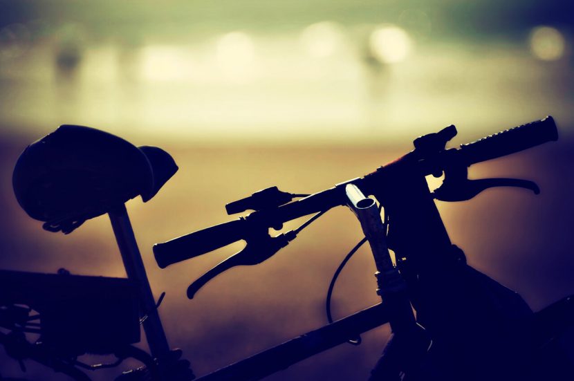 Fiets onder bureau. Blijf fit met een stoelfiets