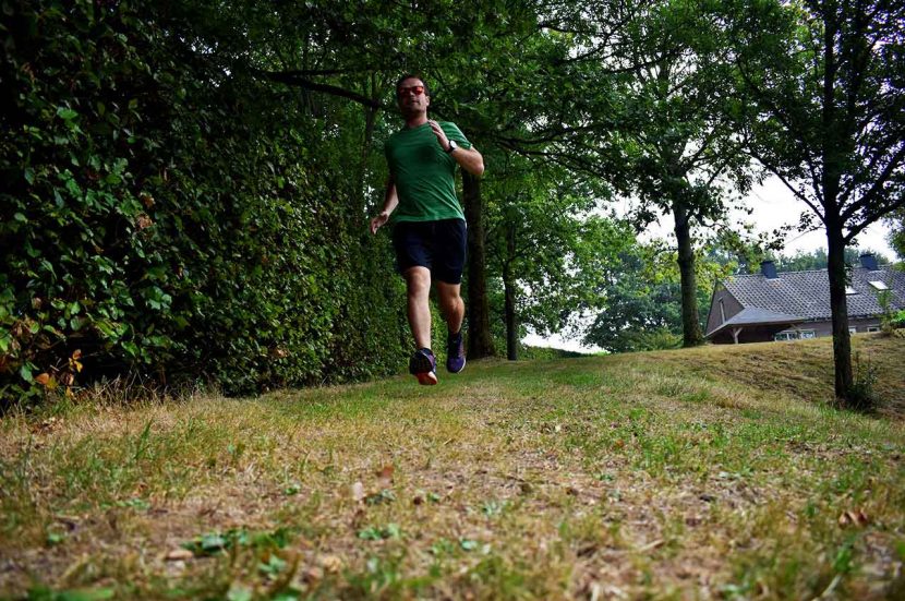 Tempoloop lopen over het gras