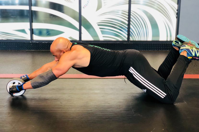 Wat is een trainingswiel en hoe gebruik je een buikspierwiel?