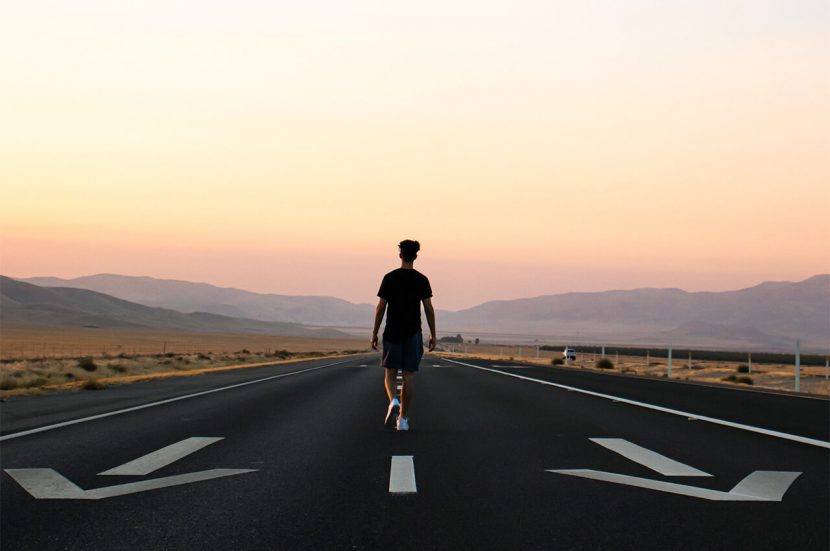 verdwaalt met hardlopen en de route naar huis vinden