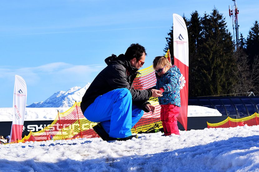 Wim met Mae in de speel aan het spelen op wintersport