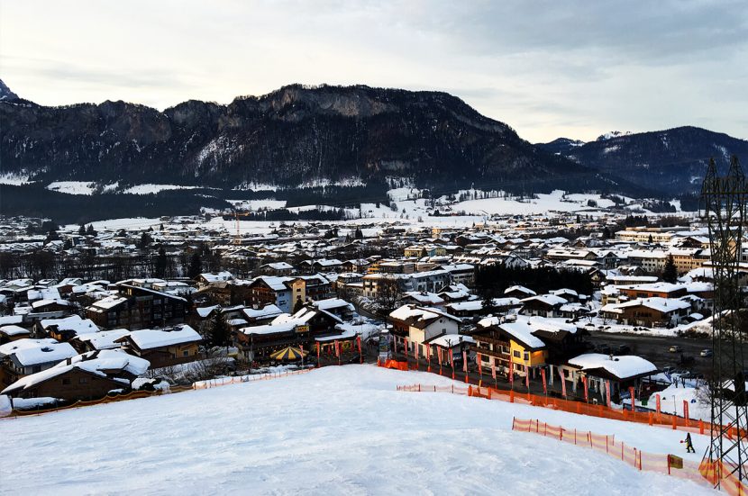 uitzicht over Sankt Johann in Tirol op wintersport